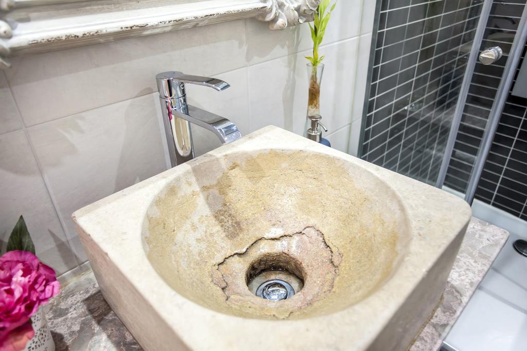 Typical Bairro Alto Apartment ลิสบอน ภายนอก รูปภาพ